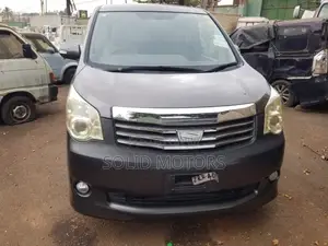 Toyota Noah 2.0 143hp AWD (7 Seater) 2013 Gray