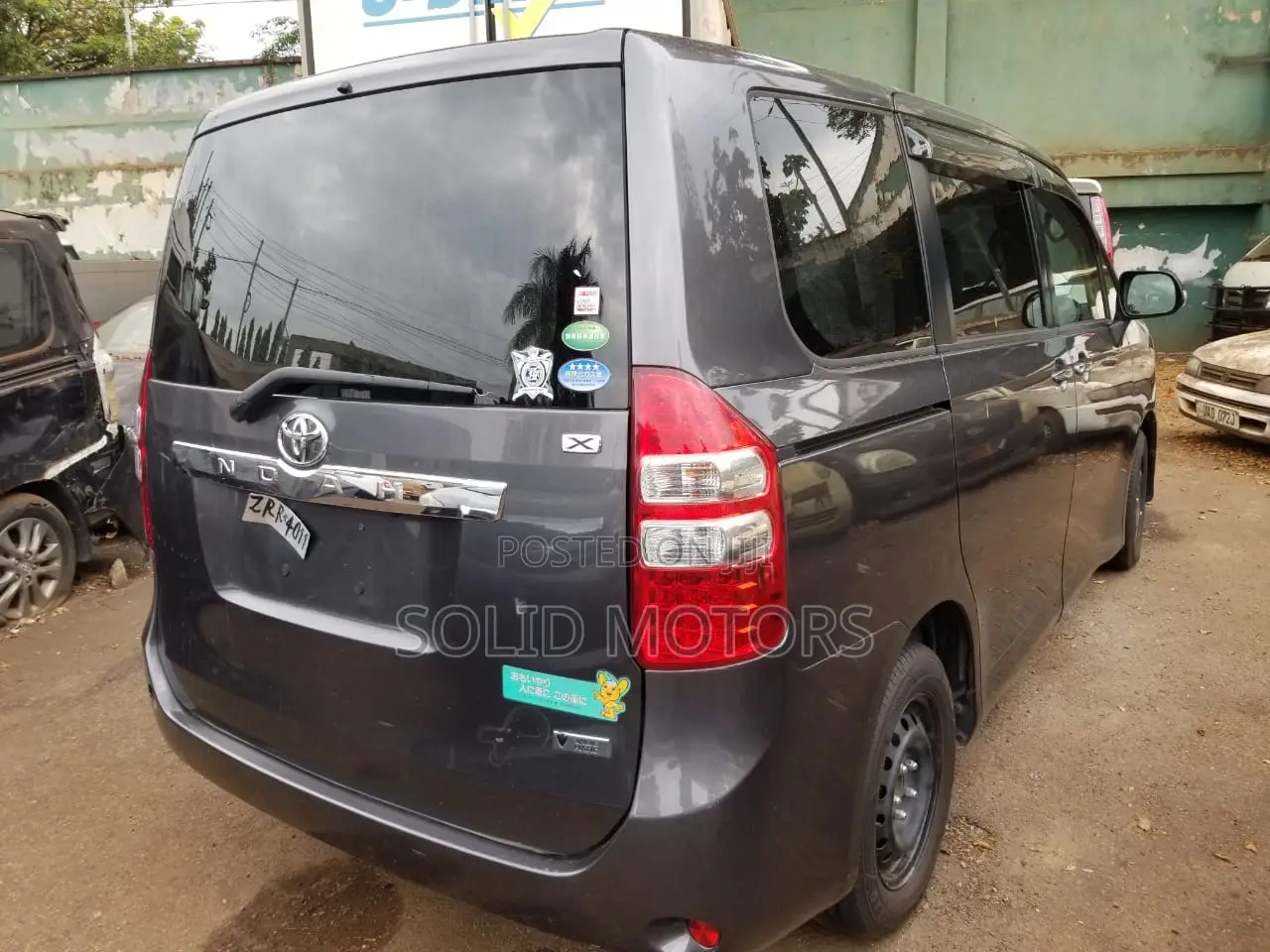 Toyota Noah 2.0 143hp AWD (7 Seater) 2013 Gray