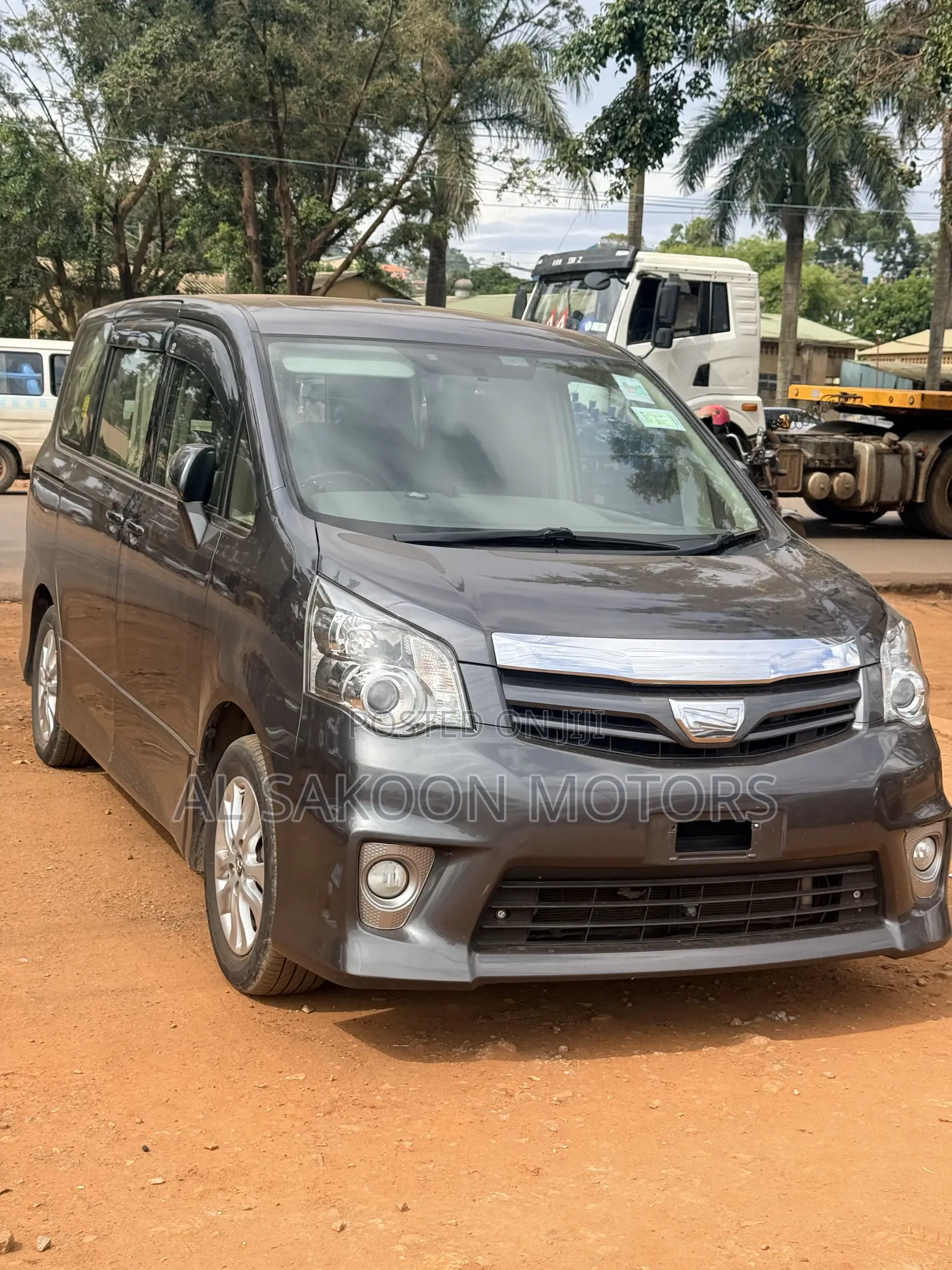 Toyota Noah 2.0 158hp FWD (7 Seater) 2013 Gray