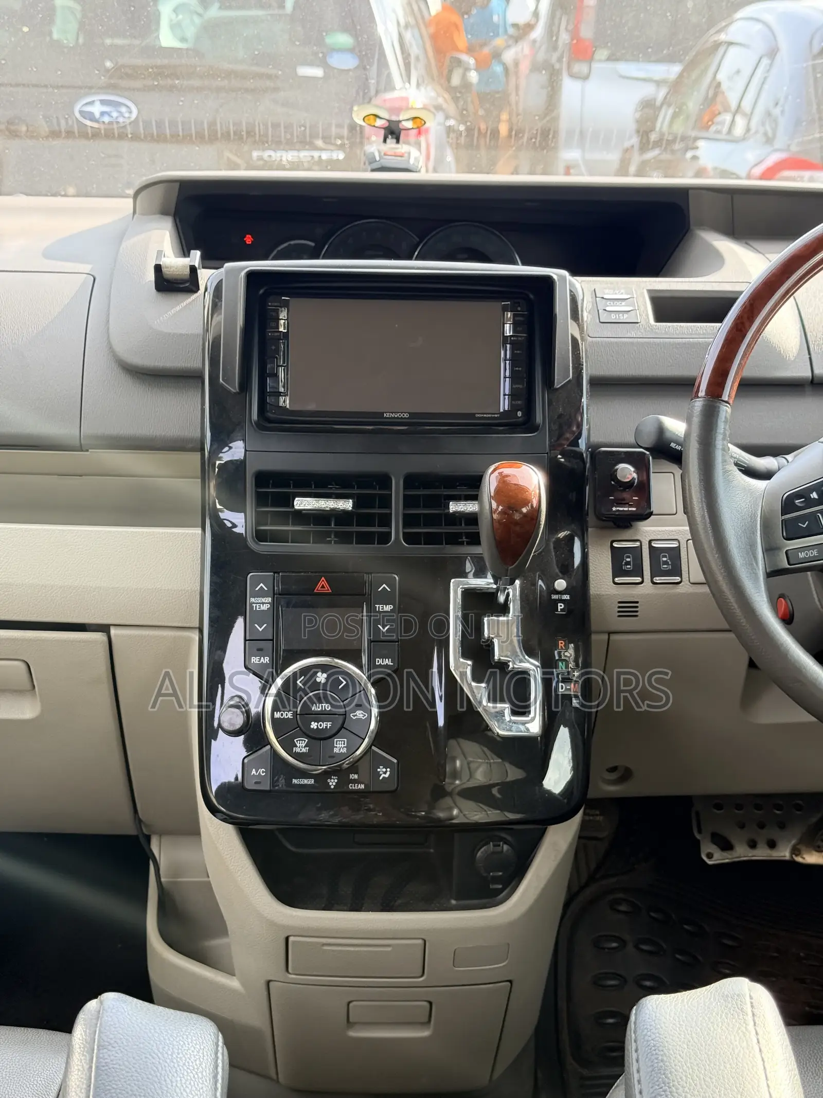 Toyota Noah 2.0 158hp FWD (7 Seater) 2013 Gray