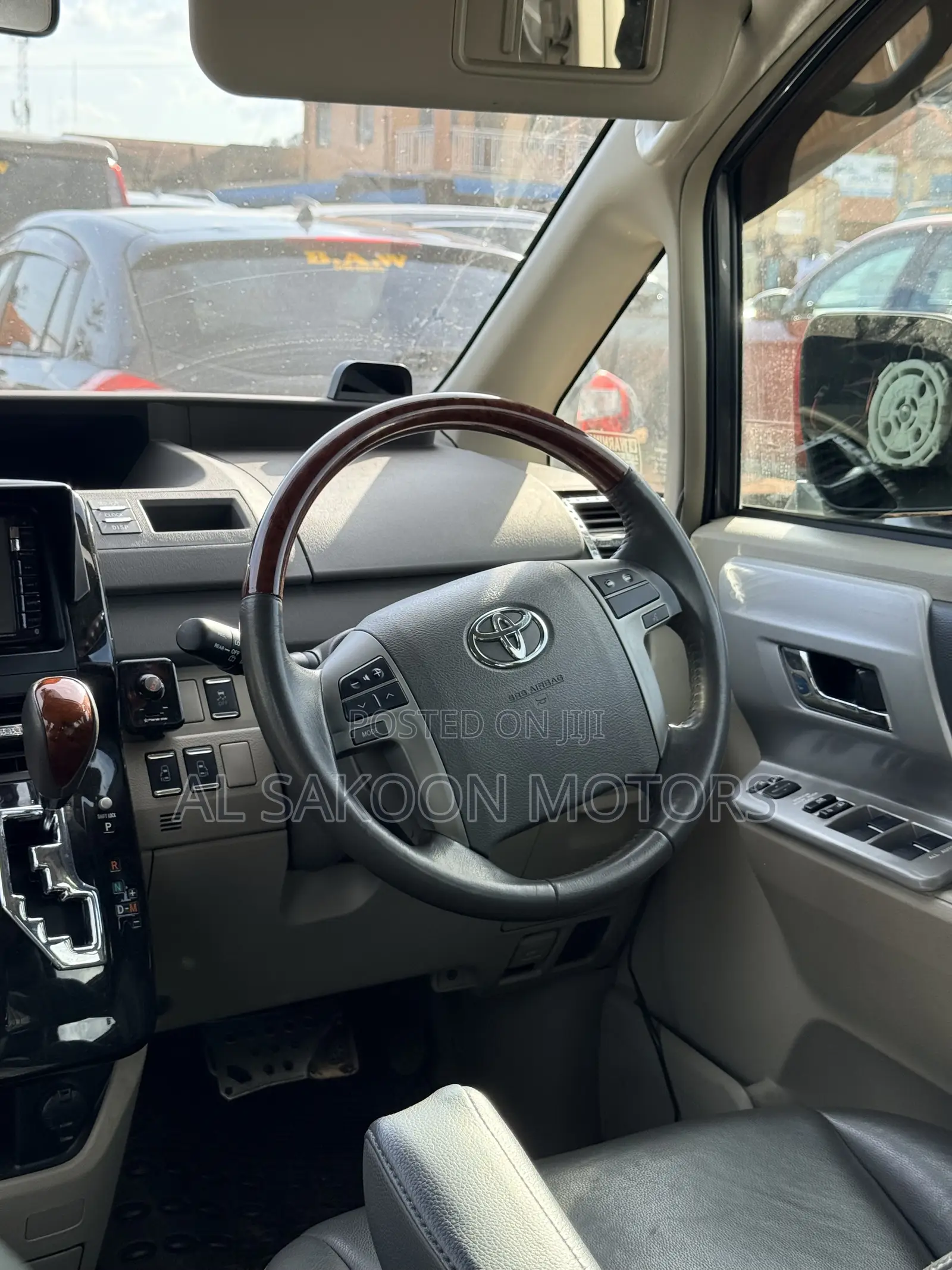 Toyota Noah 2.0 158hp FWD (7 Seater) 2013 Gray
