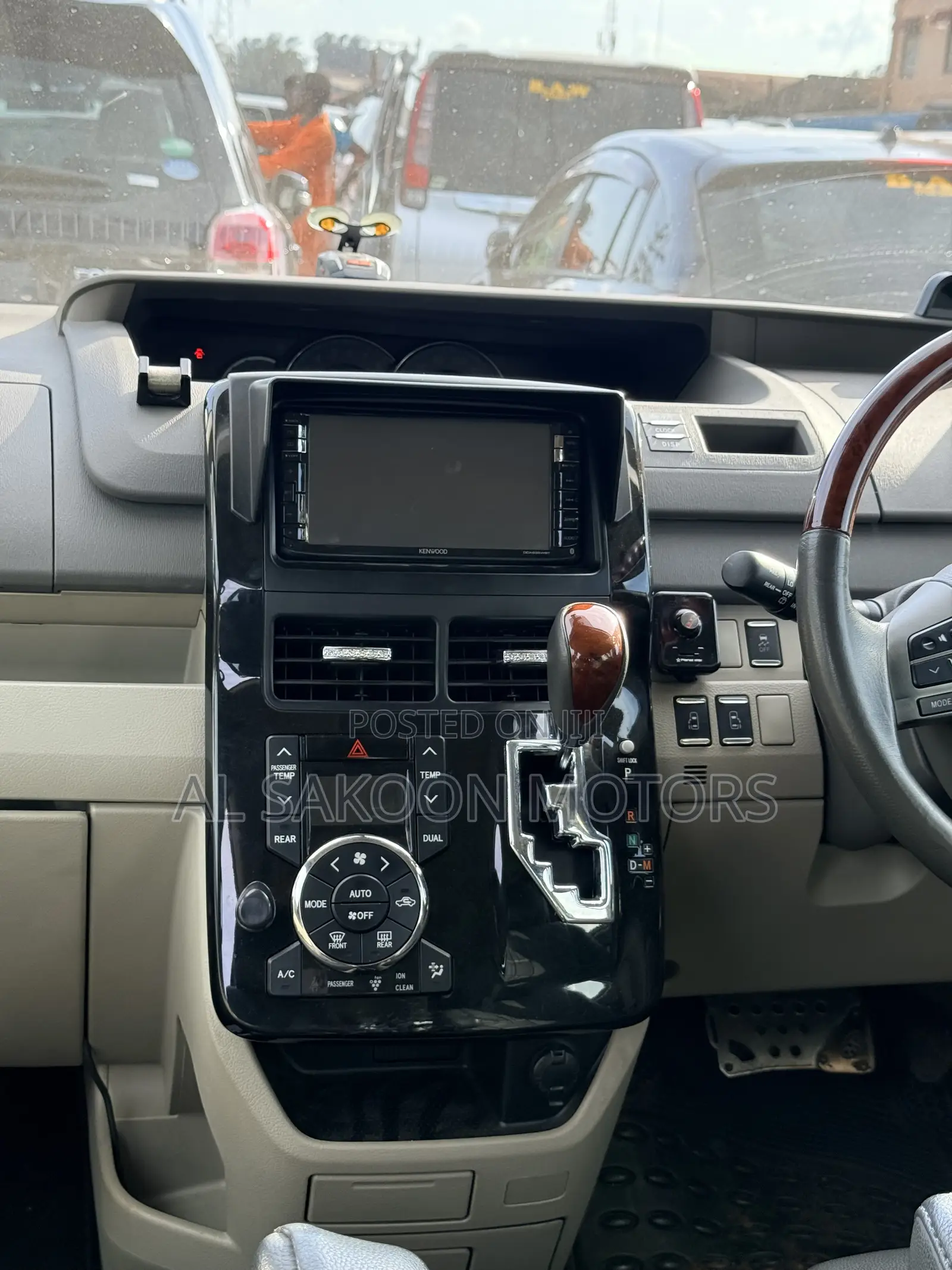 Toyota Noah 2.0 158hp FWD (7 Seater) 2013 Gray