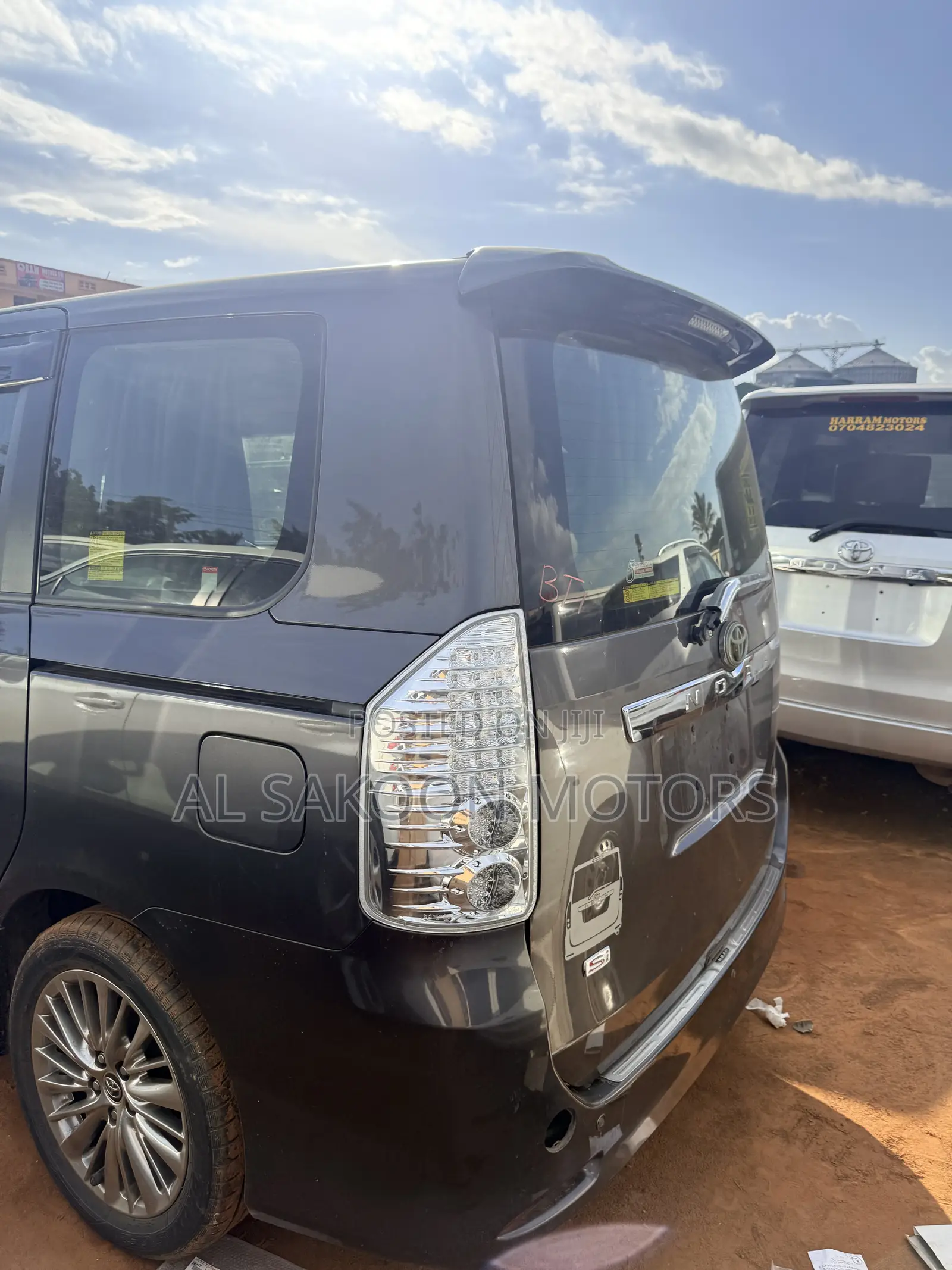 Toyota Noah 2.0 158hp FWD (7 Seater) 2013 Gray