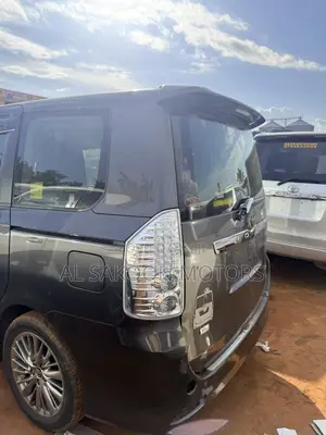 Toyota Noah 2.0 158hp FWD (7 Seater) 2013 Gray