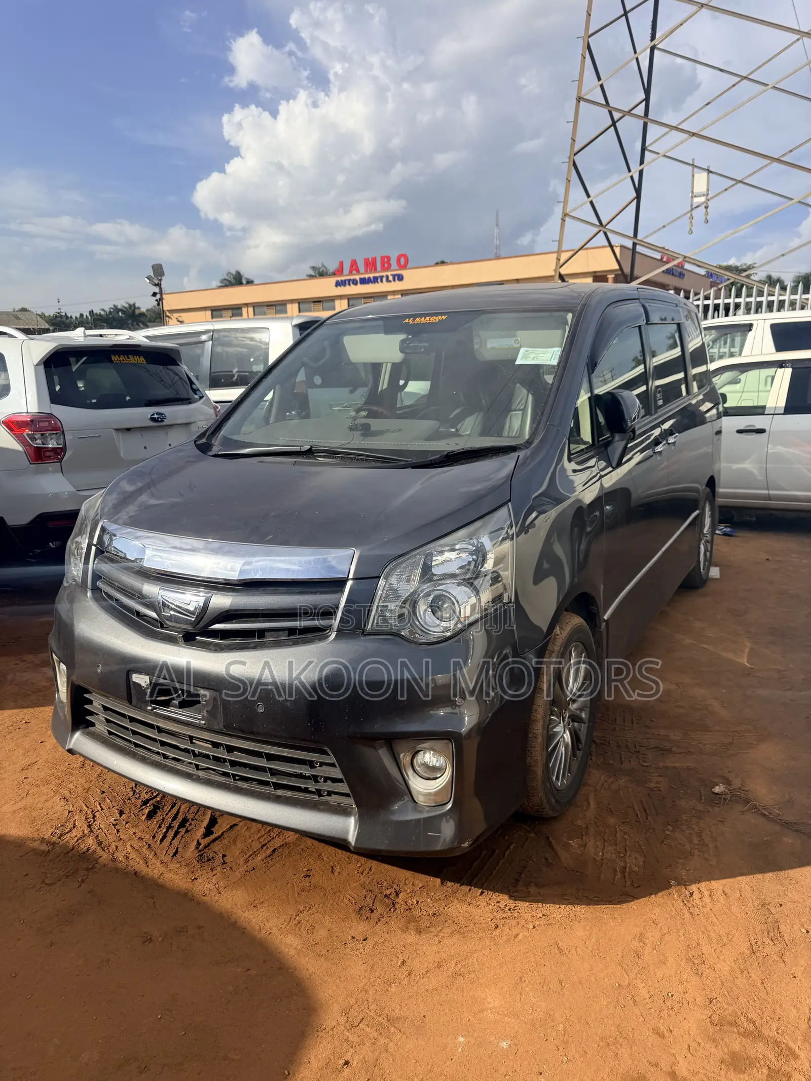 Toyota Noah 2.0 158hp FWD (7 Seater) 2013 Gray