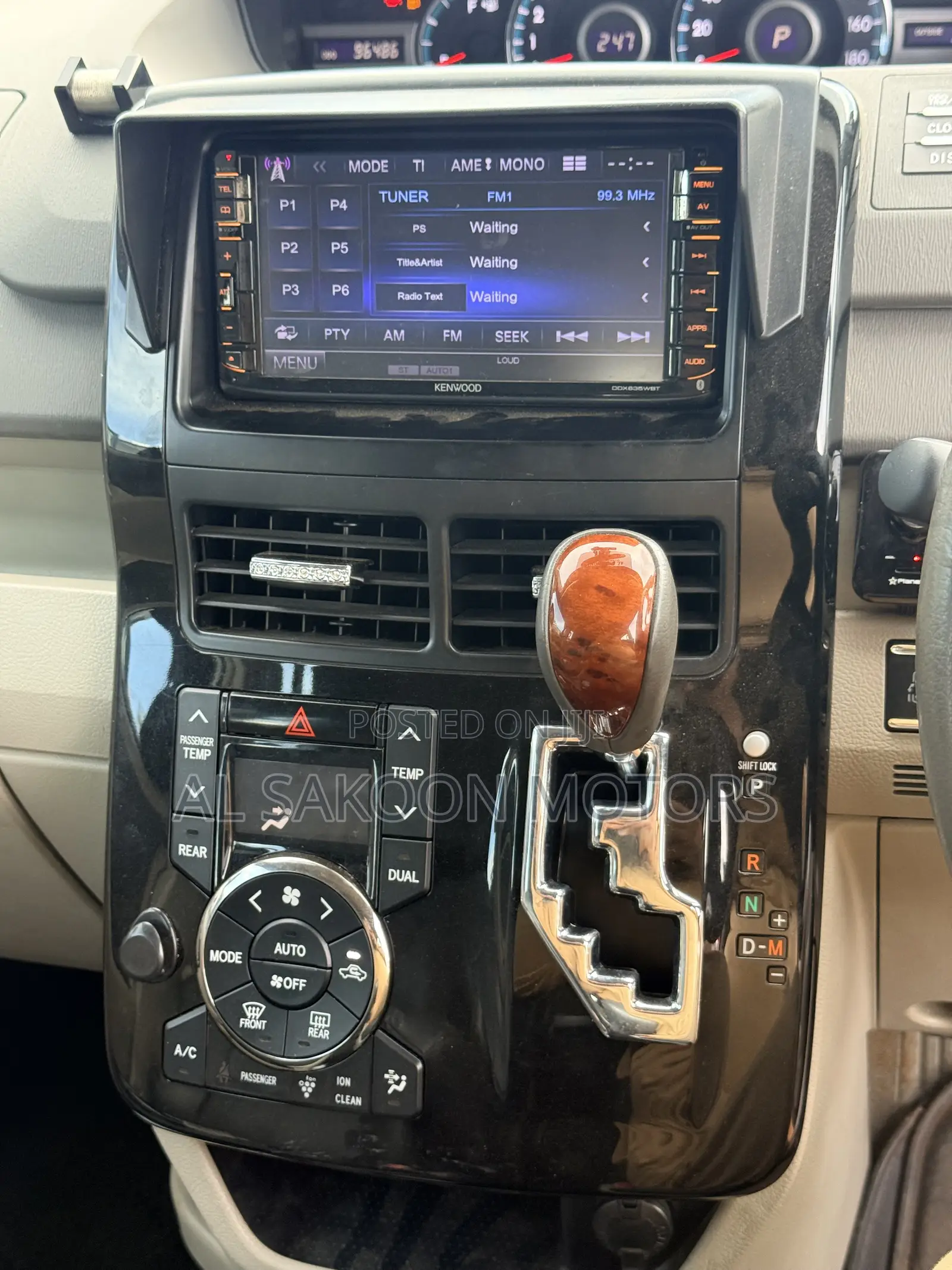Toyota Noah 2.0 158hp FWD (7 Seater) 2013 Gray