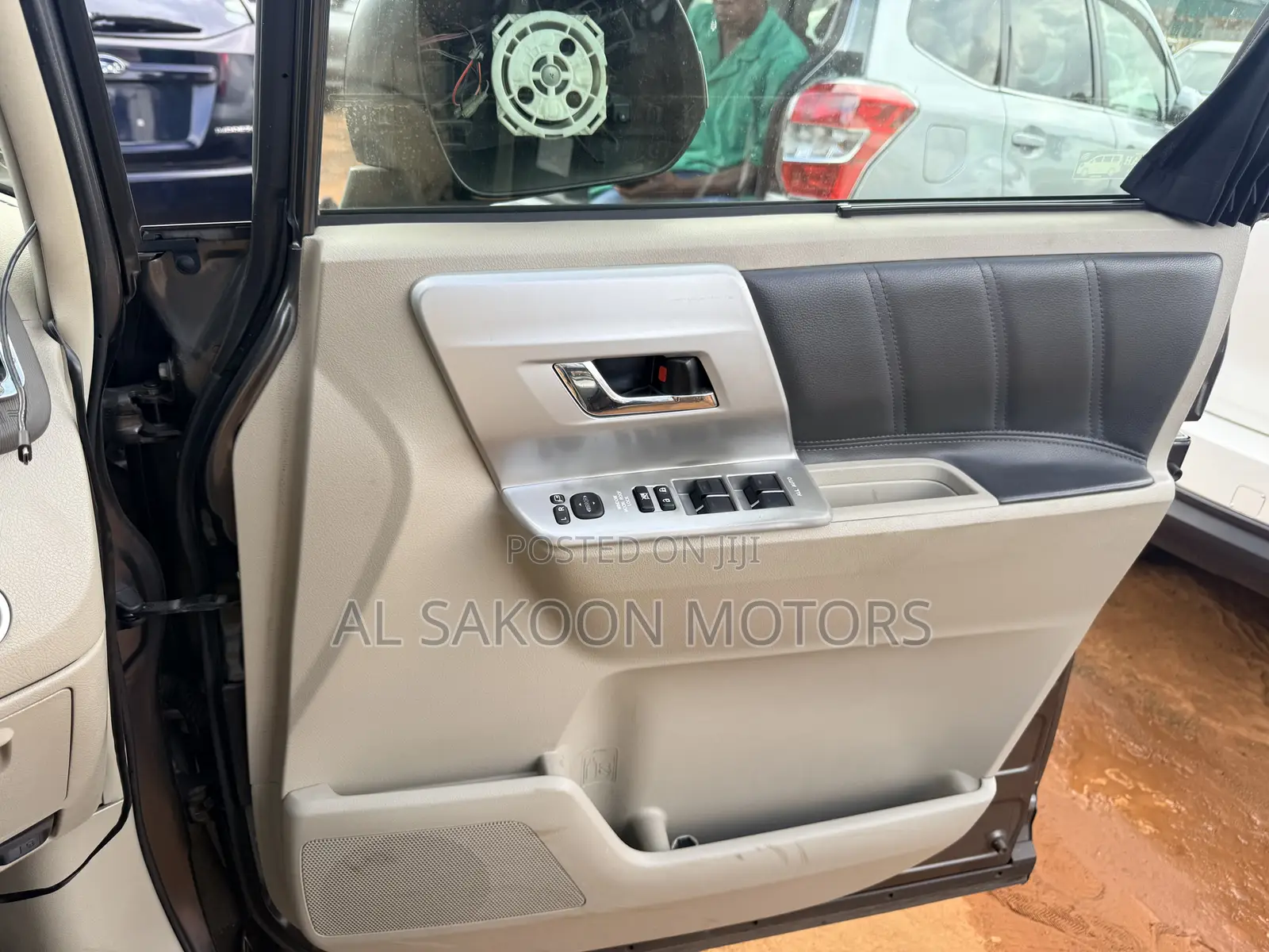 Toyota Noah 2.0 158hp FWD (7 Seater) 2013 Gray