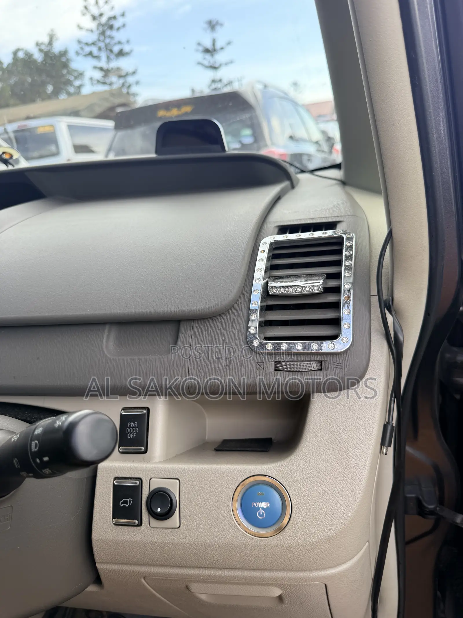 Toyota Noah 2.0 158hp FWD (7 Seater) 2013 Gray