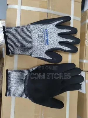Pair of Ant Cut-Resistant Safety Work Gloves. T