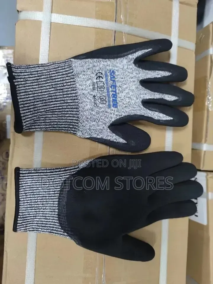 Pair of Ant Cut-Resistant Safety Work Gloves. T