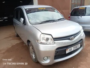 Toyota Sienta 2011 Silver