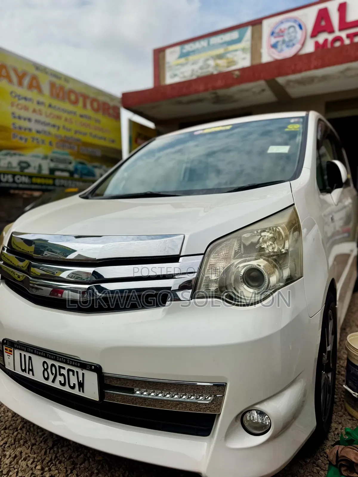 Toyota Noah 2012 White