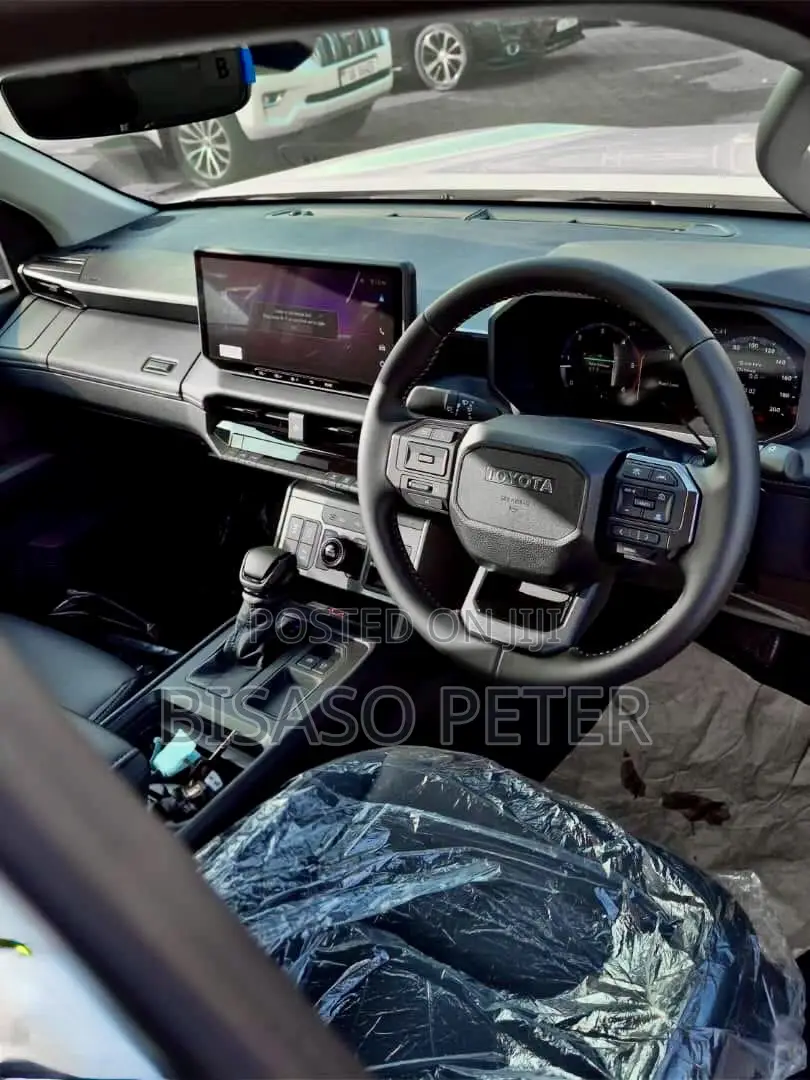 Toyota Hilux 2025 White