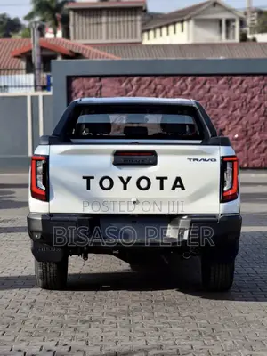 Toyota Hilux 2025 White