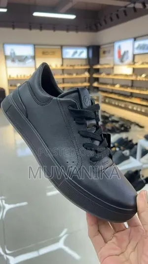 Men's Premium Leather Causal Race-Up Sneaker-Black
