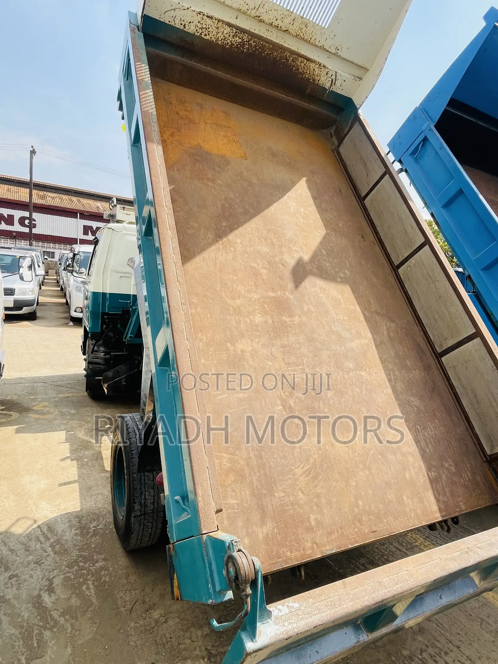 Isuzu Tipper 4lights