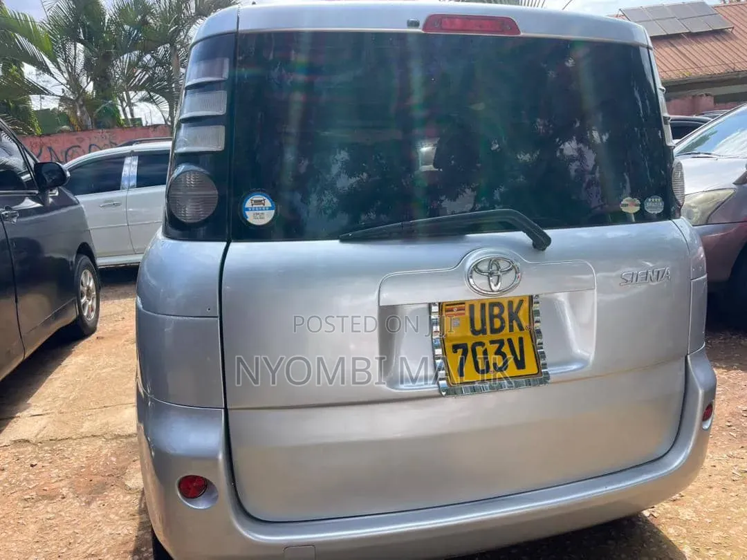 Toyota Sienta 2006 Silver