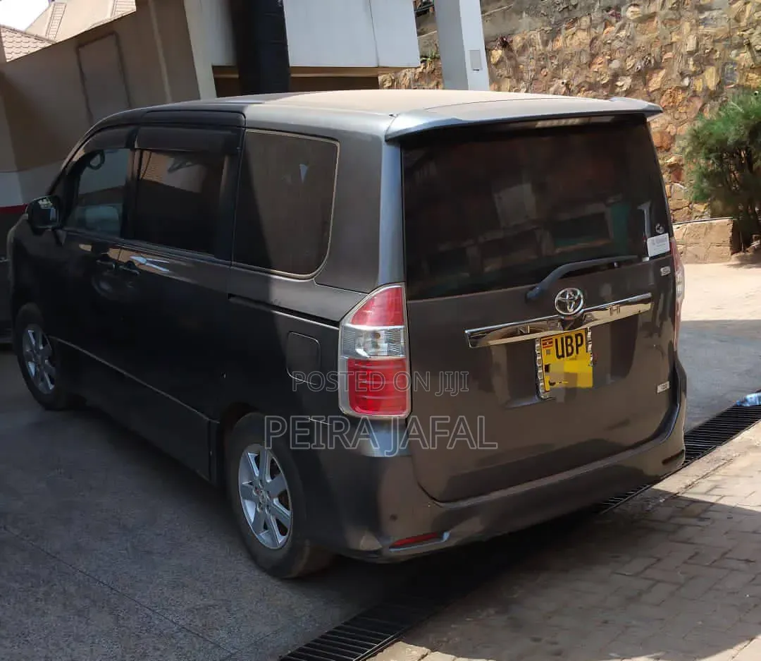 Toyota Noah 2010 Gray