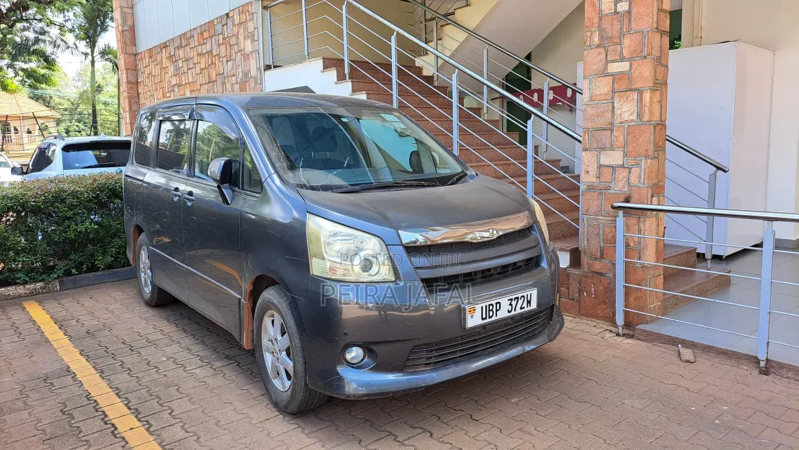 Toyota Noah 2010 Gray