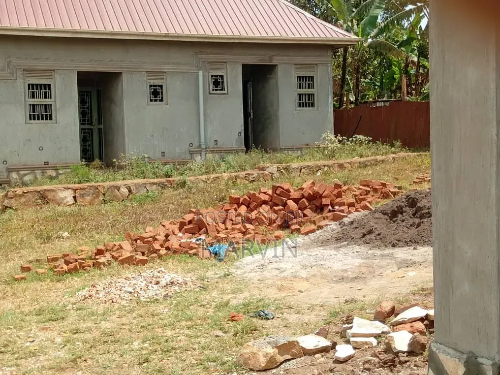 3bdrm Room & Parlour in Oscar Estates, Bulenga for sale