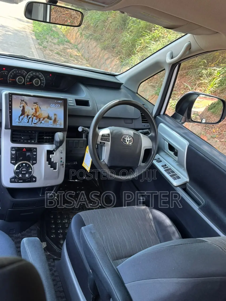 Toyota Noah 2.0 143hp AWD (8 Seater) 2012 White