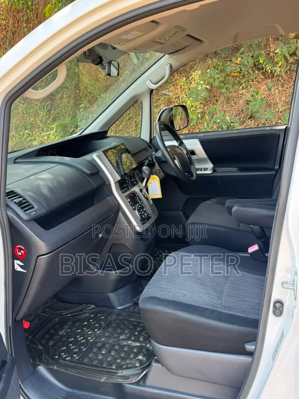 Toyota Noah 2.0 143hp AWD (8 Seater) 2012 White
