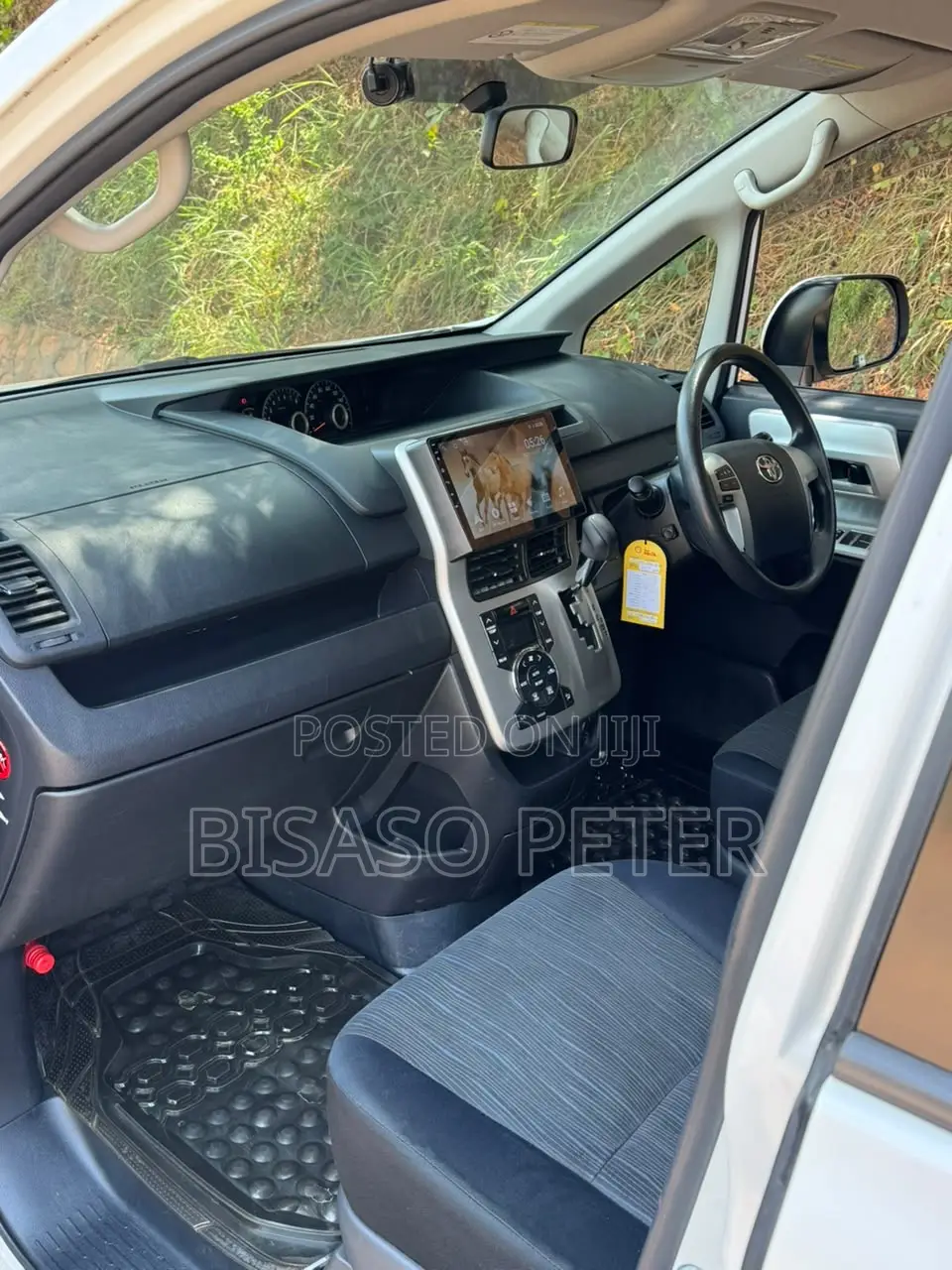 Toyota Noah 2.0 143hp AWD (8 Seater) 2012 White