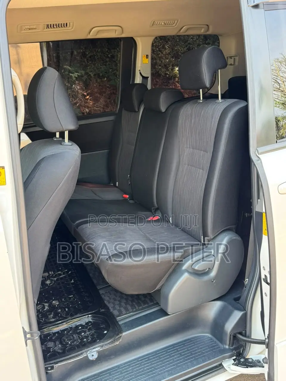 Toyota Noah 2.0 143hp AWD (8 Seater) 2012 White