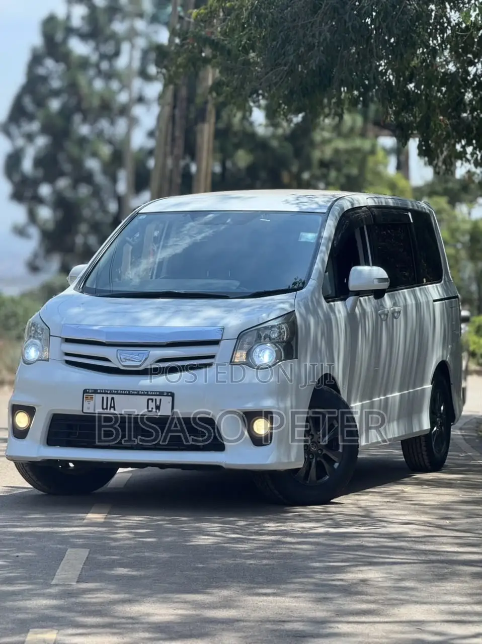 Toyota Noah 2.0 143hp AWD (8 Seater) 2012 White
