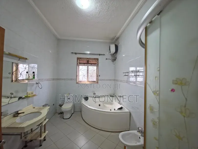 5bdrm Bungalow in Bugoloobi Luthuli, Central Division for rent