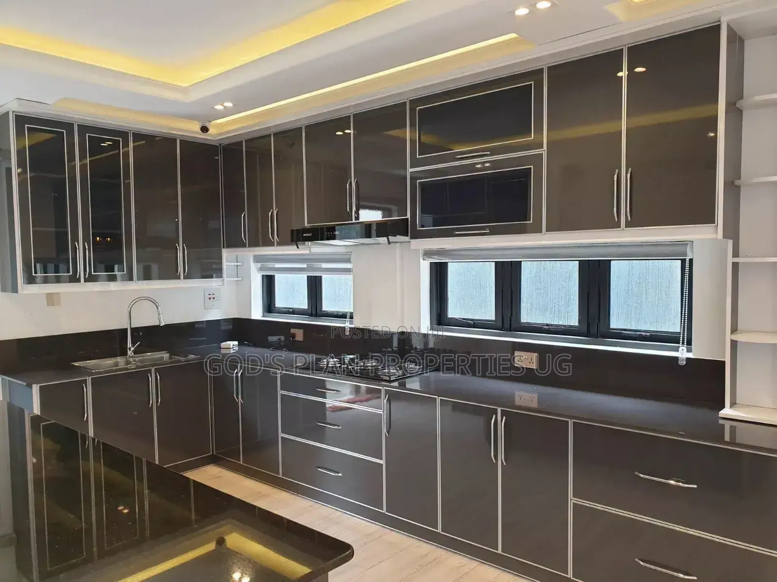 5bdrm Duplex in Kasanga Estate, Central Division for rent
