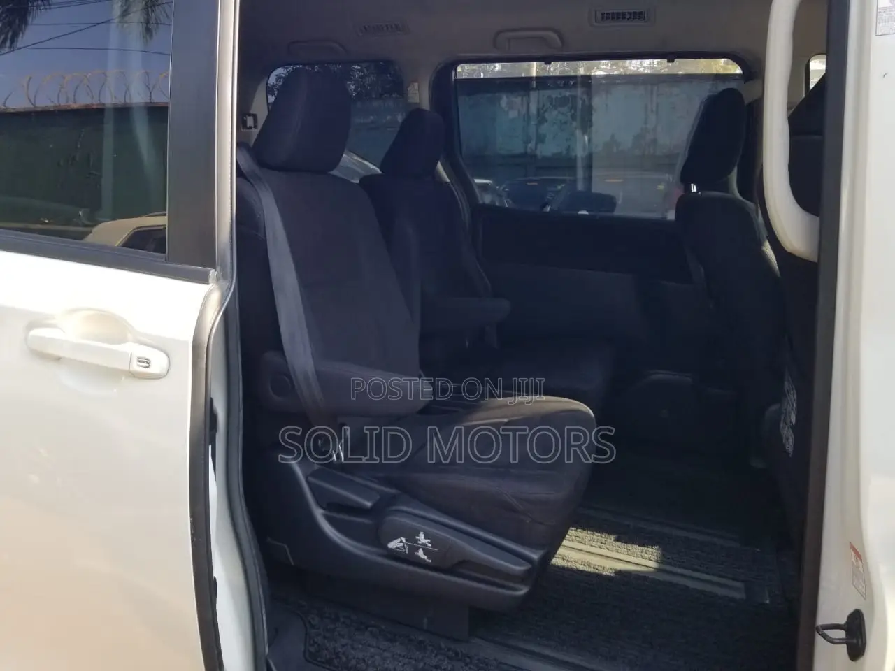 Toyota Noah 2.0 AWD (7 Seater) 2014 White