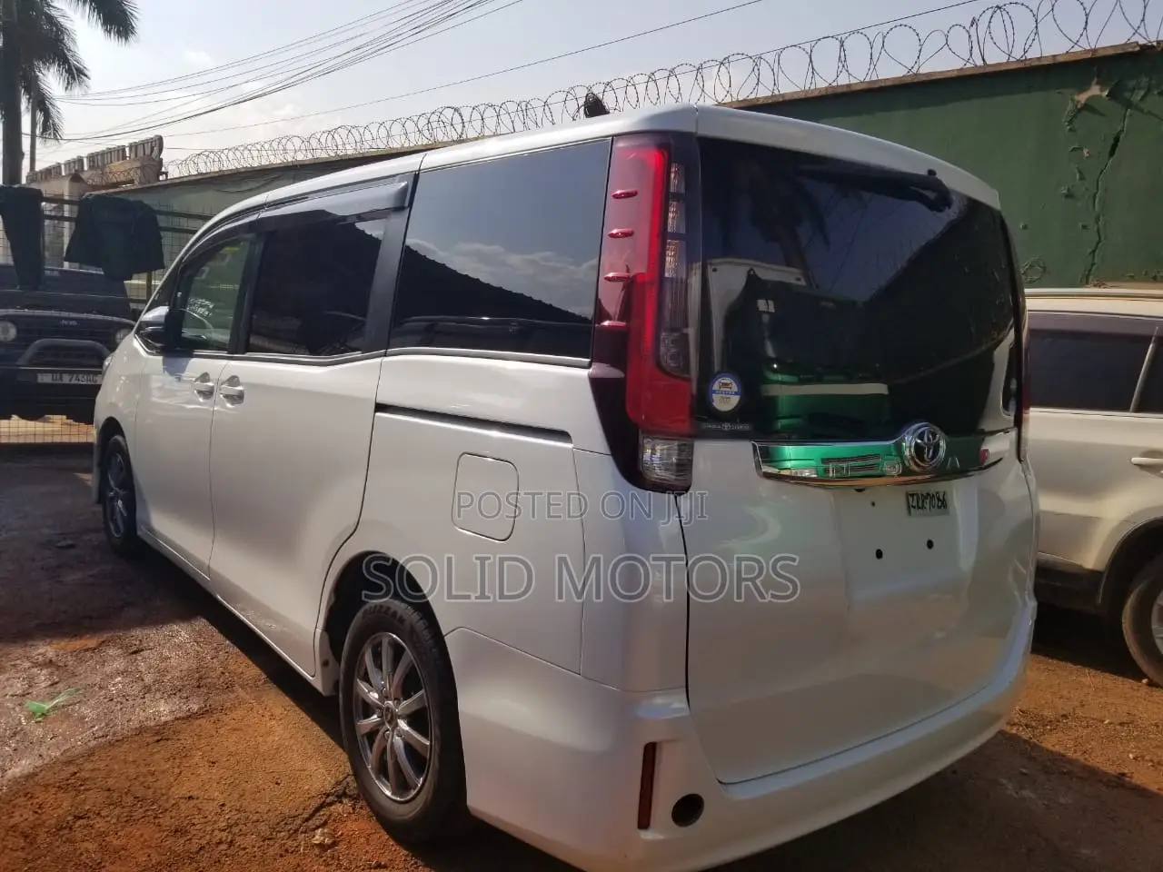 Toyota Noah 2.0 AWD (7 Seater) 2014 White