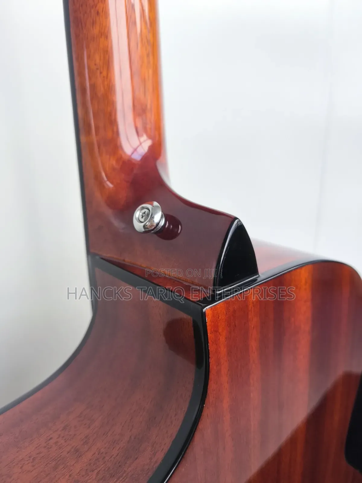 Features of This Acoustic-Electric Guitar