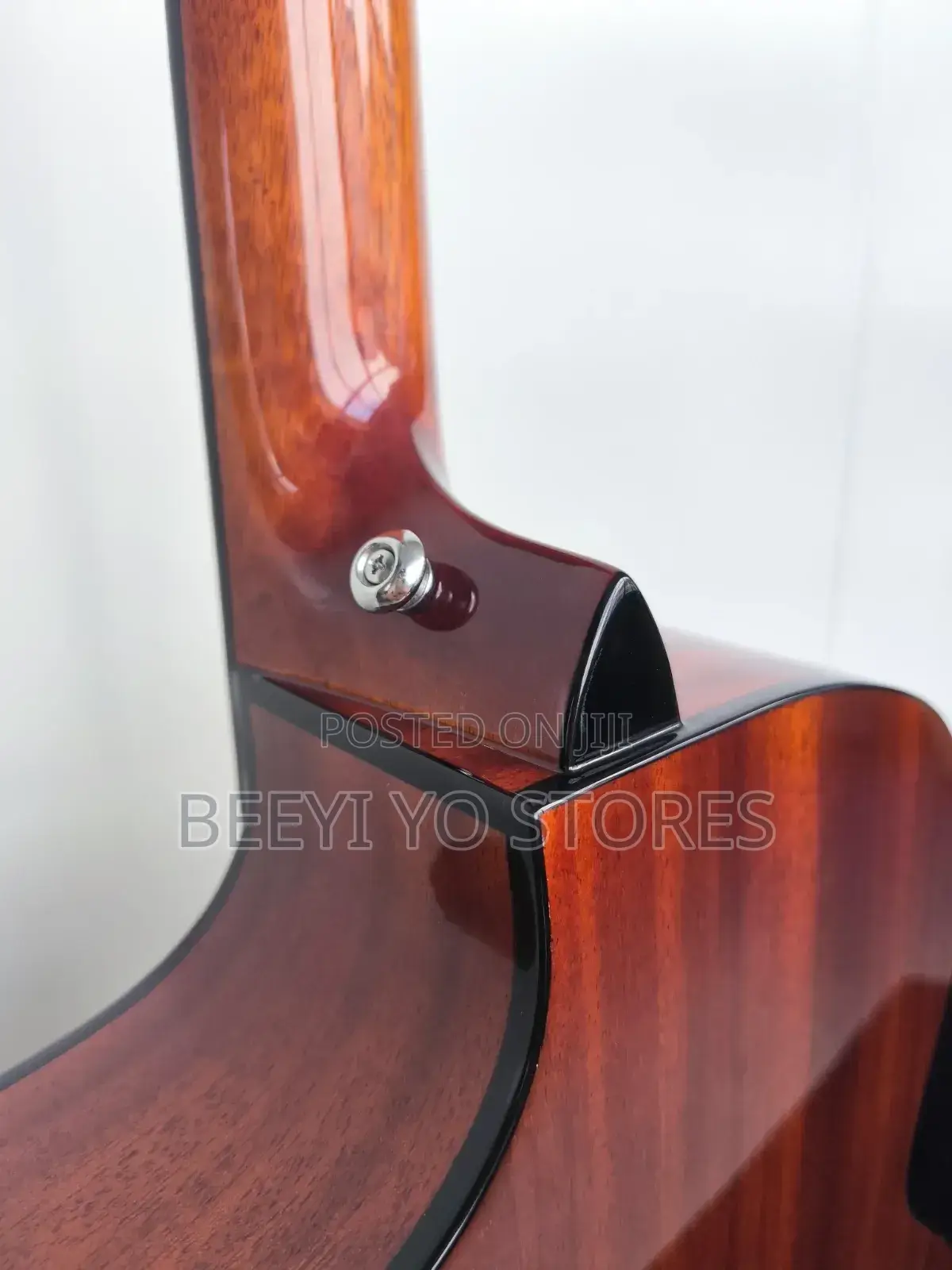 Features of This Acoustic-Electric Guitar