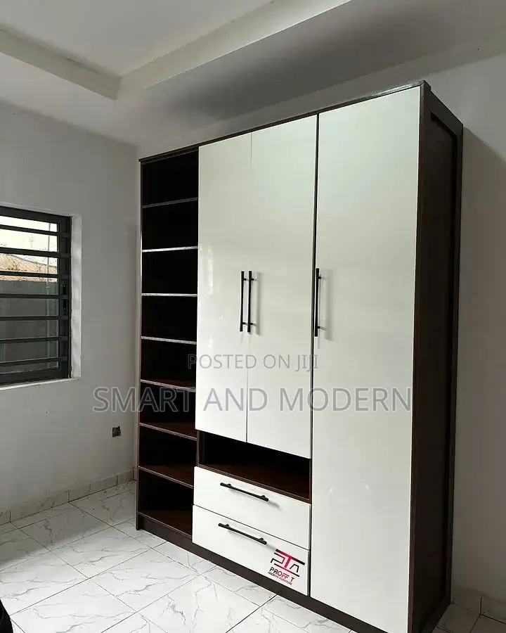 WardrobeWardrobeFurnitureWardrobeWhite/ ChassisWork Good02/
