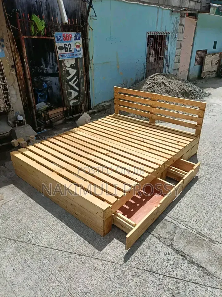 4 by 6 Pallet Bed in Clear
