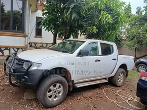 Mitsubishi L200 2013 White