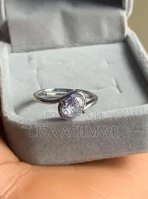 Split-Band Design With a Single Round, Brilliant-Cut Engagement Ring