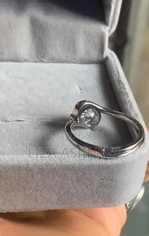 Split-Band Design With a Single Round, Brilliant-Cut Engagement Ring