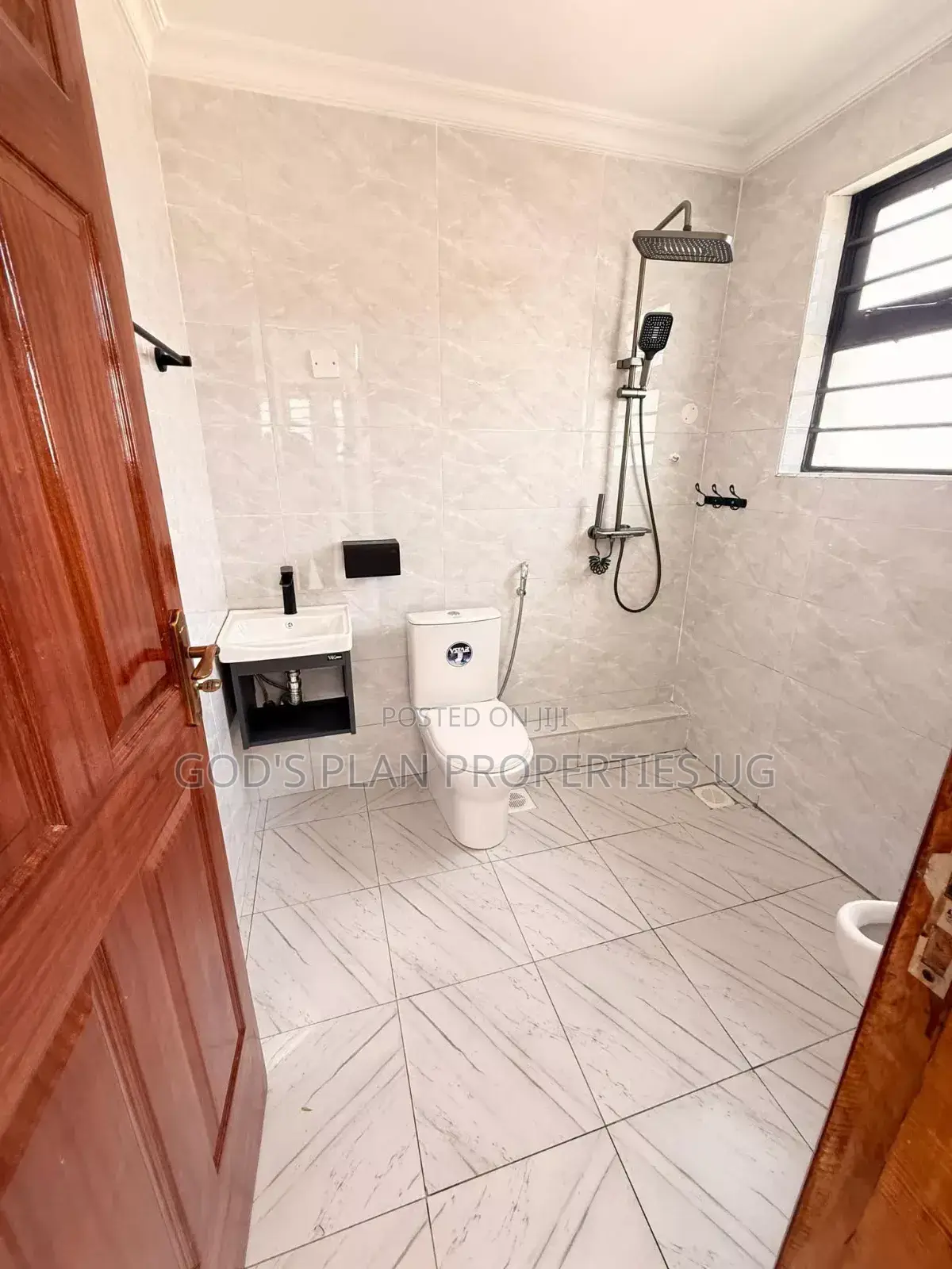 3bdrm Apartment in Muyenga Estate, Central Division for rent