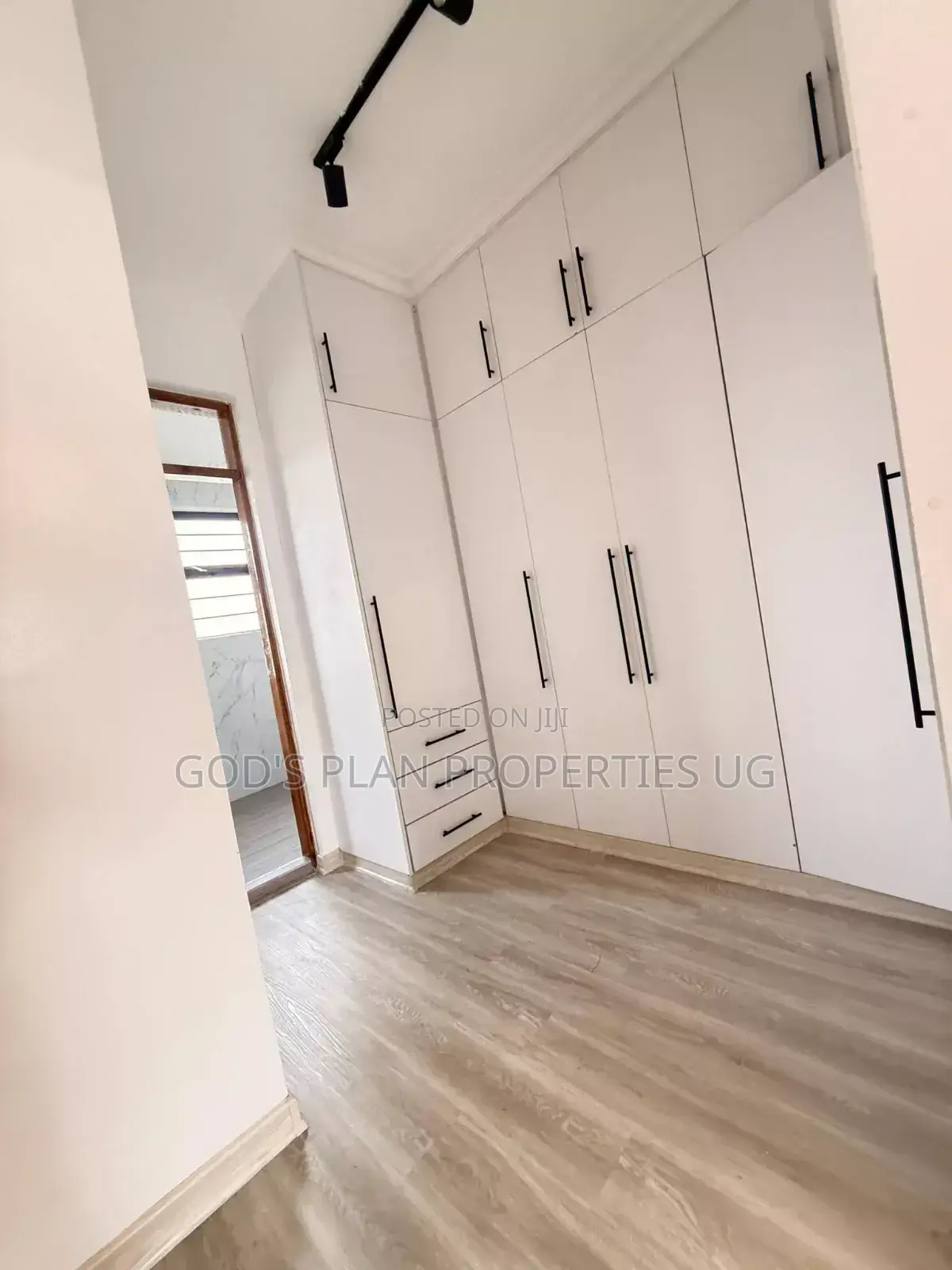 3bdrm Apartment in Muyenga Estate, Central Division for rent
