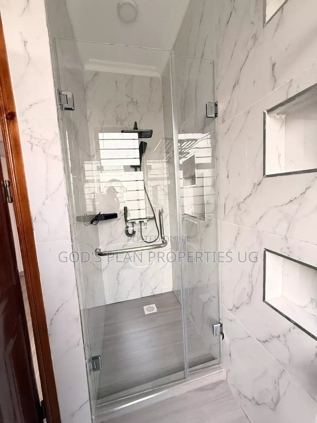 3bdrm Apartment in Muyenga Estate, Central Division for rent