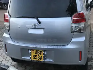 Toyota Porte 2010 Silver