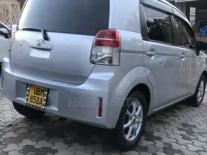 Toyota Porte 2010 Silver