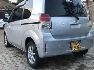 Toyota Porte 2010 Silver