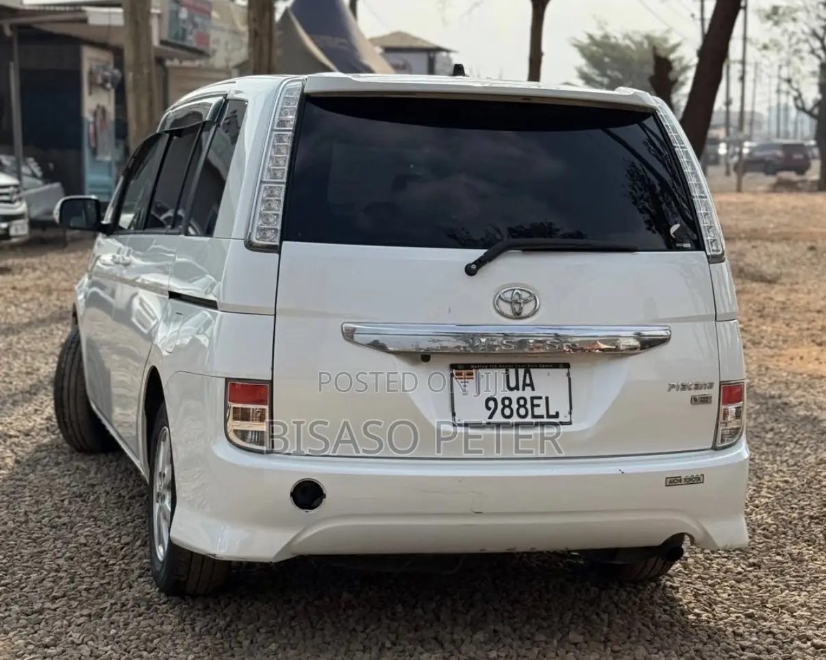 Toyota ISIS 1.8 L 2WD 2012 White