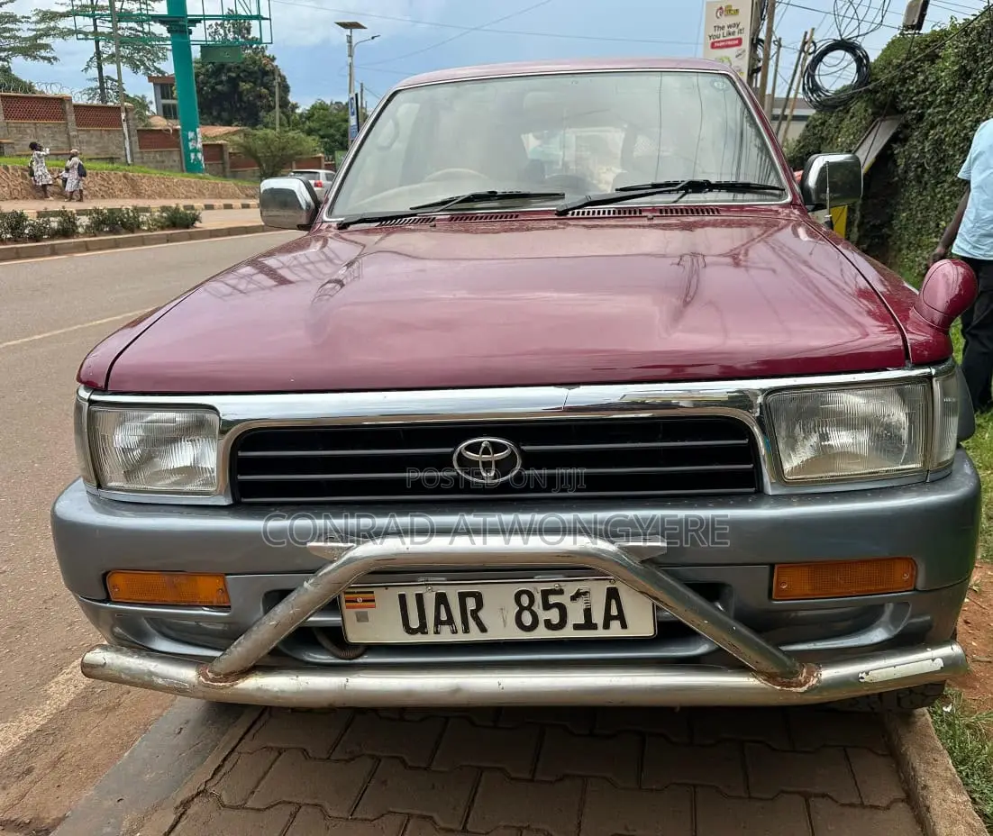 Toyota Hilux 1990 Maroon