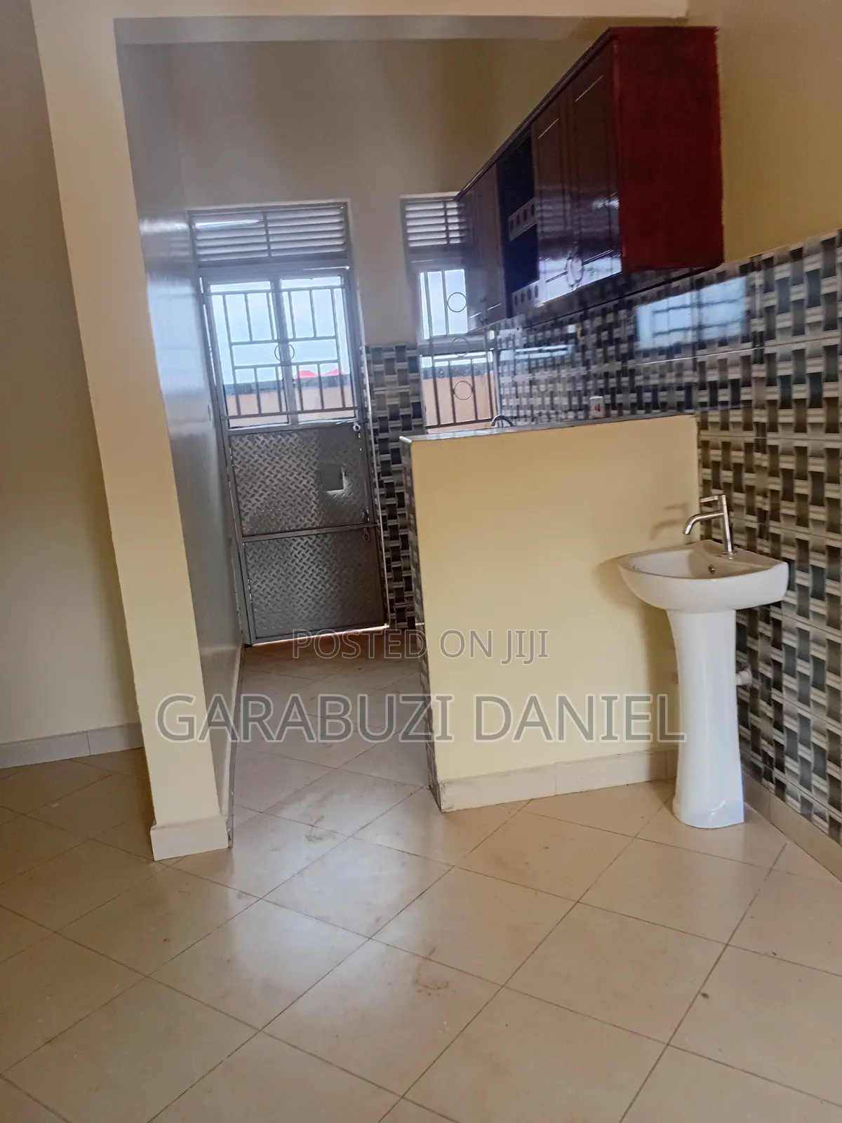 2bdrm Mansion in Not In An Estate, Ssisa for rent