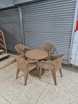 Rounded Plastic Table Set With 4 Chairs for Bars/Restaurant
